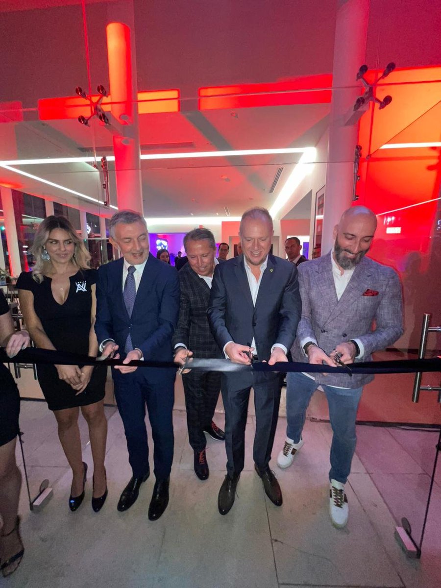 ItalyinMEX's tweet photo. El rugido del #MadeInItaly ๐ฎ๐น resuena en #Guadalajara ๐. Ayer se inaugurรณ el nuevo Store @Ferrari ๐ซถ๐ผ, con la presencia del Embajador Luigi De Chiara ๐๐ผ.
#Ferrari #FerrariStore https://t.co/qZPjKINILB