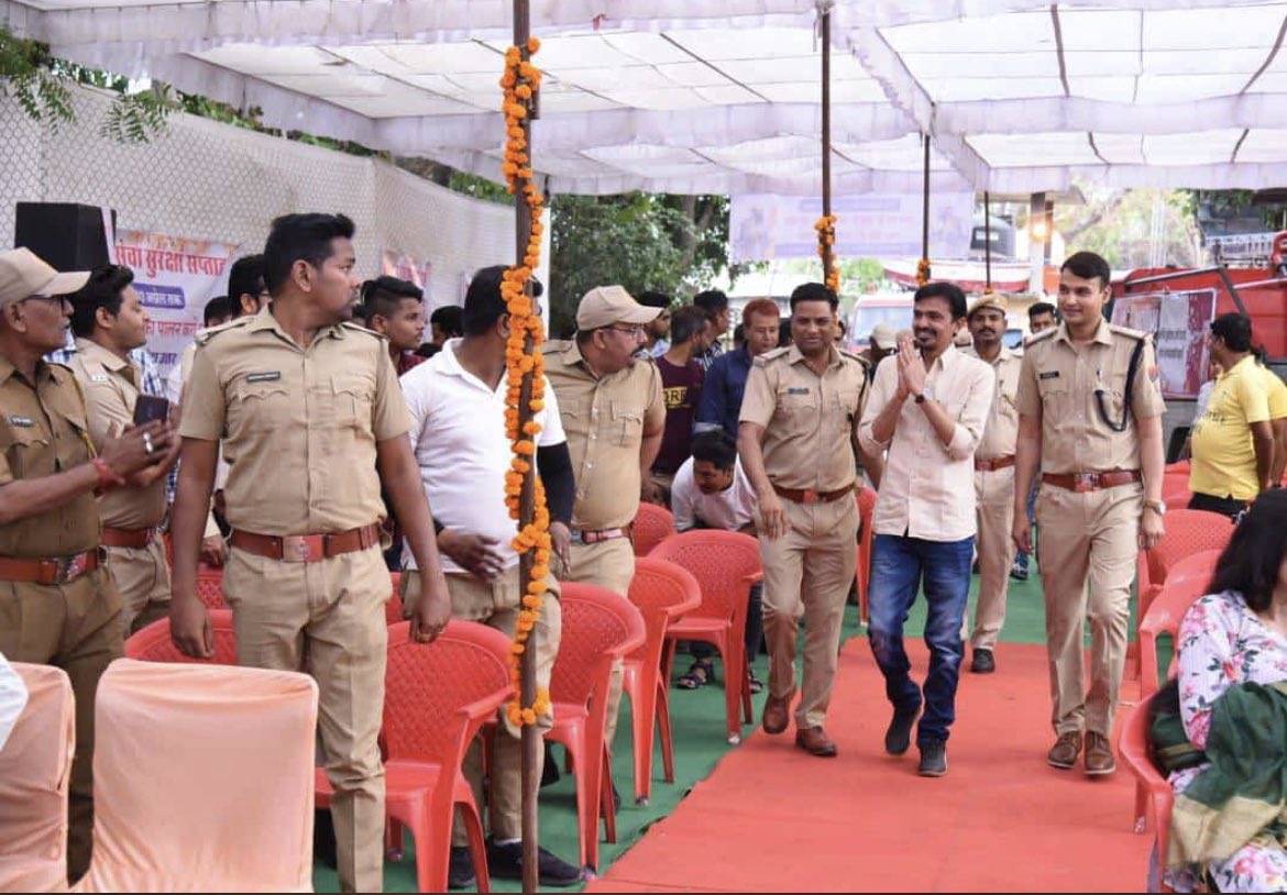LuvSharmaBJP's tweet photo. अग्न���शमन सेवा सुरक्षा सप्ताह के समापन समारोह पर नगर निगम कोटा उत्तर के तत्वावधान में अग्निशमन विभाग द्वारा अग्निशमन कर्मचारियों, फायर फ़ाइटर्स के सम्मान समारोह में सम्मिलित हुआ। https://t.co/RkpfI8bZUk