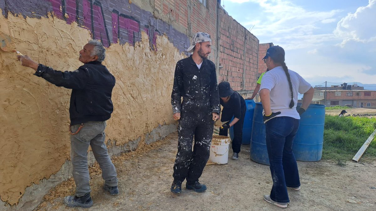 FGenval's tweet photo. Este próximo sábado 29 terminaremos de concretar y co construir este sueño de los niños en Soacha de ver reflejado en un mural el territorio que aspiran a vivir y disfrutar. Escríbannos, llámennos si quieren apoyar pintando este sueño. https://t.co/XzcQt716nm