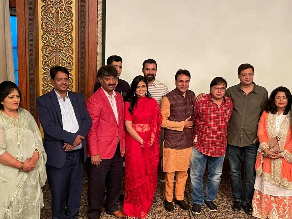 Bollywood director Rumi Jaffery, Rakesh Bedi launches Sufi song “Imam-e-Hind” by Dolly Tomar, Rajneesh Dubey, Khurram Syed.

#LiveMint24 livemint24.com/bollywood-dire…