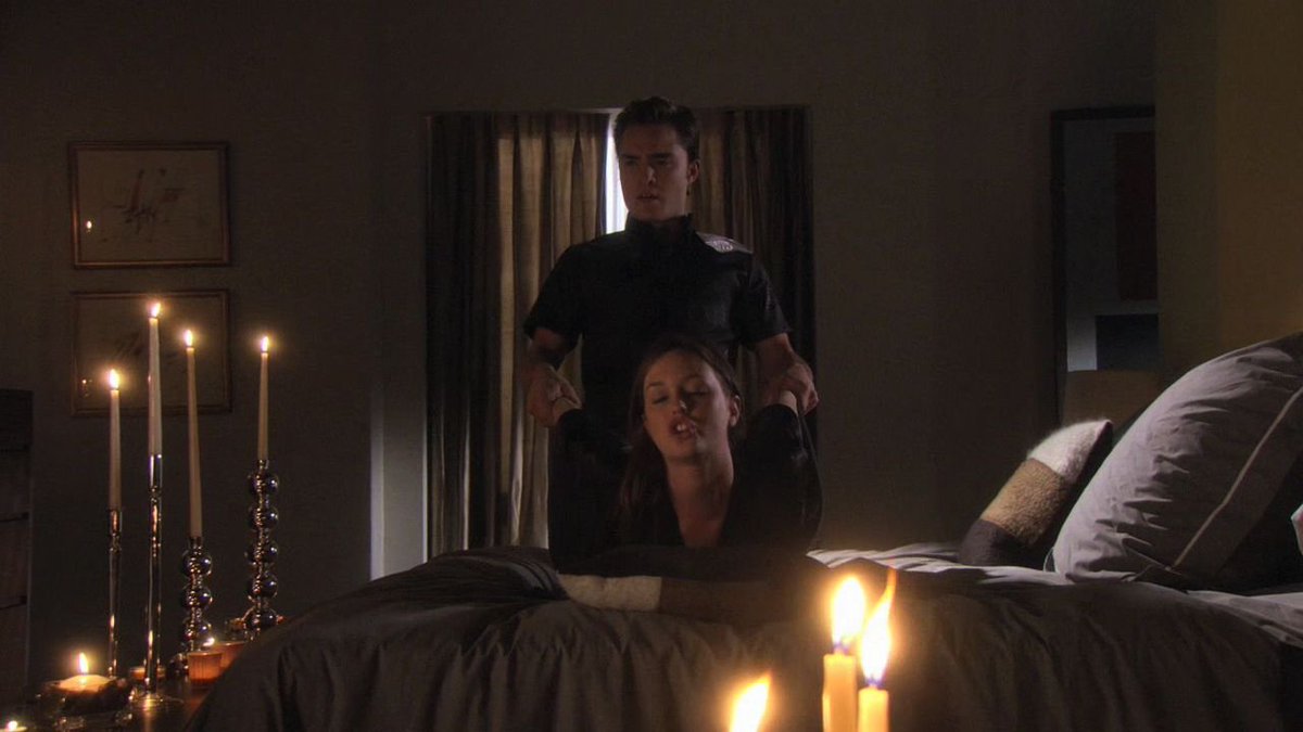 hqchair's tweet photo. chuck being blair’s personal masseuse ♡ https://t.co/6JqBjDtiJn