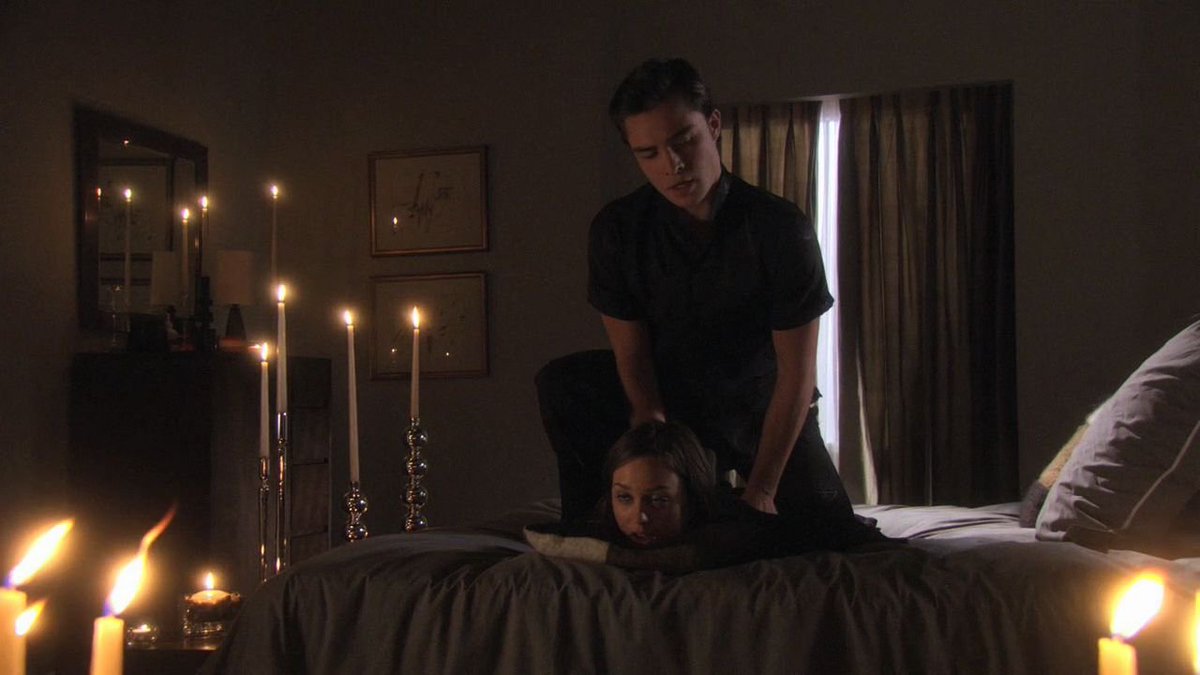 hqchair's tweet photo. chuck being blair’s personal masseuse ♡ https://t.co/6JqBjDtiJn