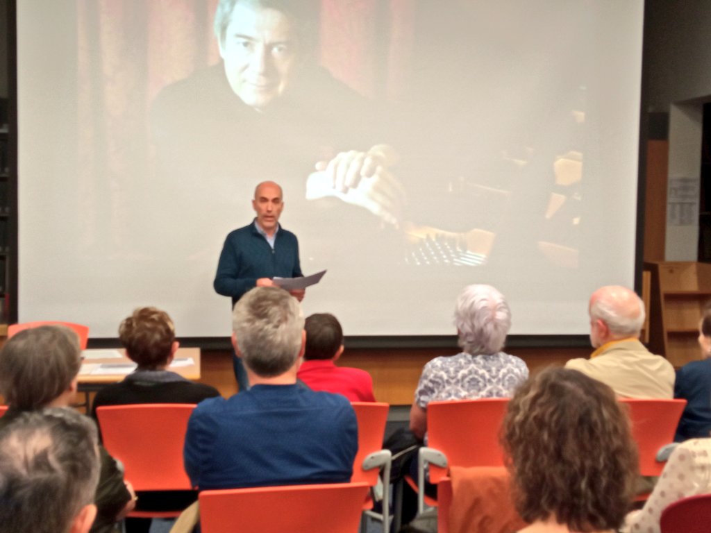 bibliotgn's tweet photo. 🎹🎶 Última conferència pianística amb @KievPortella. Aprenem sobre la tècnica d'interpretar obres a 4 mans, i la seva història.
👂🏼 Escoltem #Rachmaninov a 2 #pianos amb els intèrprets D.#Alexeev i N.#Demidenko.
Gràcies per acompanyar-nos-hi. Gaudim de la #música! https://t.co/E9bwWIV46W