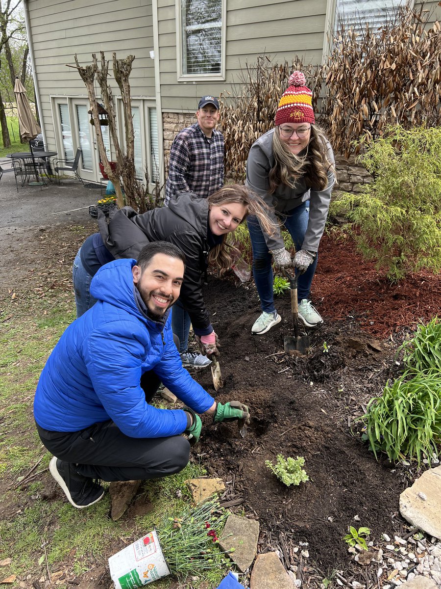 healinghousing's tweet photo. Look what a team of volunteers from @HCAhealthcare  accomplished on a cool, rainy day at HH a few weeks ago! Our flowerbeds received some much needed TLC that included fresh mulch, bushes trimmed, weeds pulled and new flowers. https://t.co/dN3OPQhexe