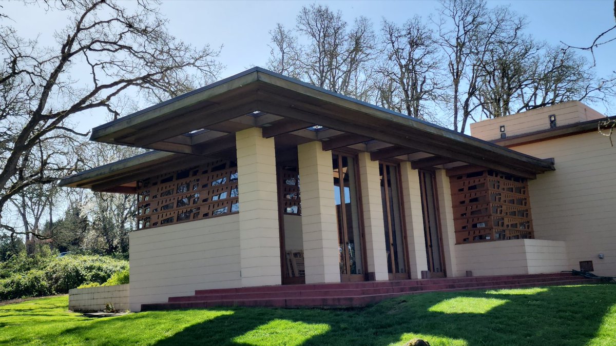 MHPoison1's tweet photo. Oregon morning - Frank Lloyd Wright #GordonHouse https://t.co/Tfi6uJz17C
