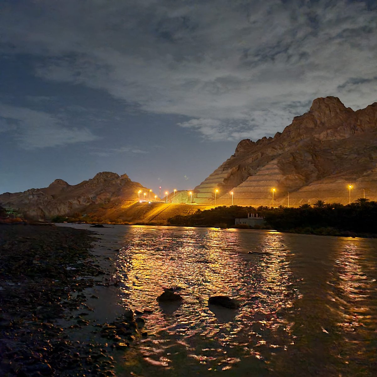 منظر ليلي لوادي فنجاء في قرية الرسة الجميلة، بعدسة معاذ الزكواني
