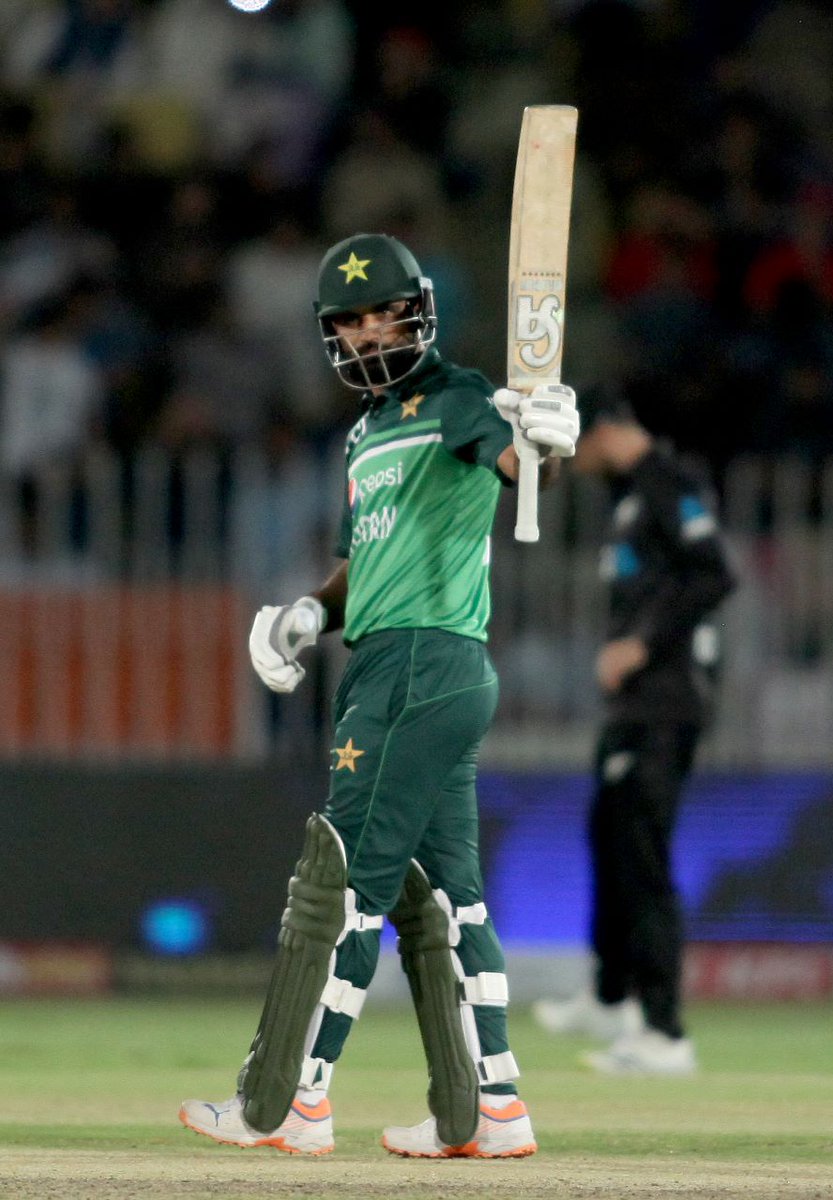 AatifNawaz's tweet photo. If they had a textbook for ODI cricket, you'd find this innings under the perfect 100 to score when chasing close to a run a ball target. No recklessness. Perfectly paced. And has put his team well on course for a win! A memorable 9th ODI Century for Fakhar Zaman #PAKvNZ https://t.co/k6SwPE5Fex