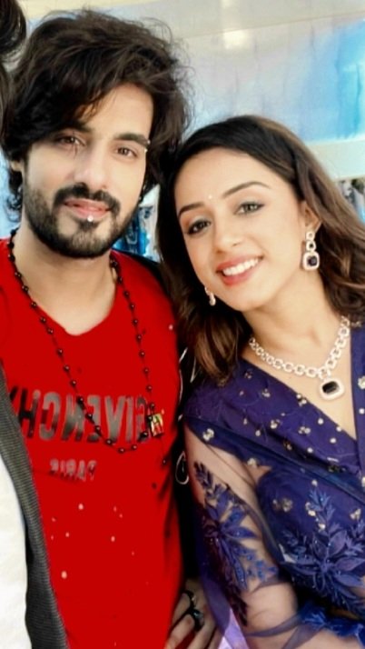 sunflowers1610's tweet photo. Btw Why do they always give me newly married couple vibes..🤧🤧
#FirstWinOfYHC
YHC IS ABRARGUN
#YehHaiChahatein #AbrarGun https://t.co/oJMcXp4BdP