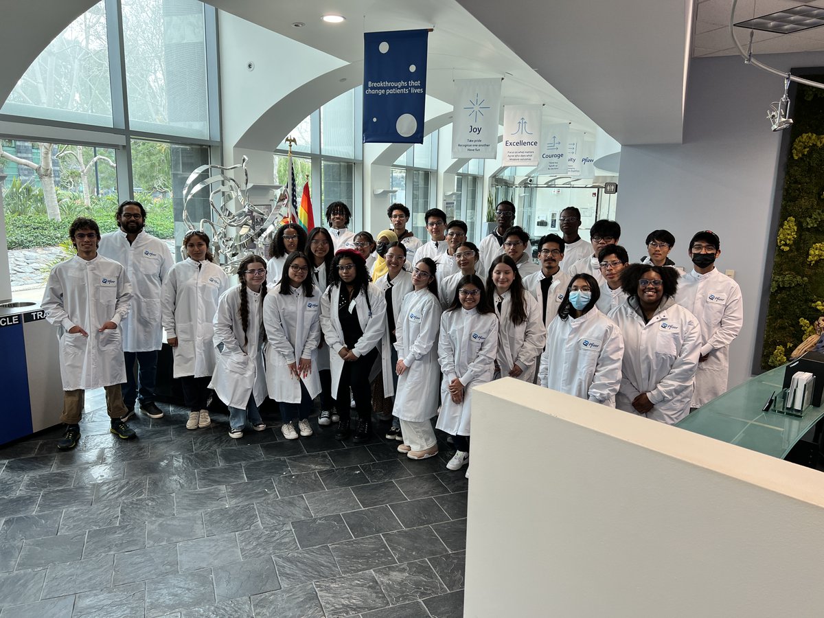 SD2org's tweet photo. Our Spring 2023 Fellows Cohort had the best time getting to meet with @pfizer and learning about the Pharmaceutical industry 🔬 https://t.co/d20oxHKmHG
