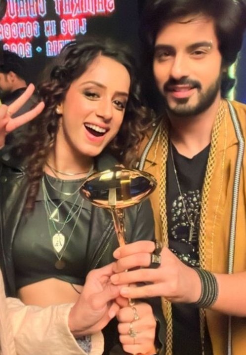 adiza_magic's tweet photo. Genuinely so happy to see our baby show get the much deserved award finally! So proud of the entire team, our abrargun, and ofc the lovely fans who abled FAN FAVIURITE AWARD. Only yhc fans know how much we dreamt if seeing a trophy in their hands
#FirstWinOfYHC
YHC IS ABRARGUN https://t.co/qiOlzuADDF