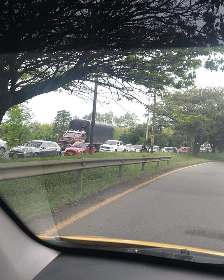 maicolopera's tweet photo. Pereira está embotellada. Después de la caída del puente El Alambrado en La Tebaida, la ciudad está recibiendo un alto flujo de vehículos de carga que van hacia el Quindío. El problema de movilidad se agrava, requerimos soluciones efectivas @ANI_Colombia. https://t.co/DBgQoUppsx
