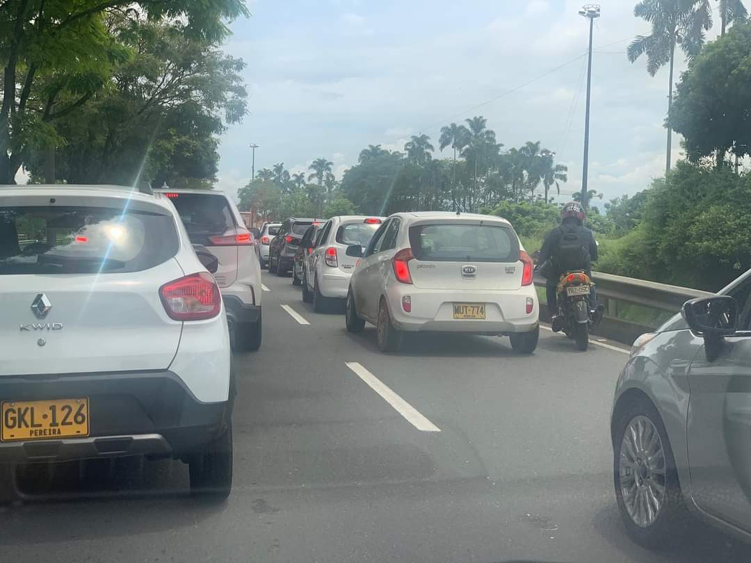 maicolopera's tweet photo. Pereira está embotellada. Después de la caída del puente El Alambrado en La Tebaida, la ciudad está recibiendo un alto flujo de vehículos de carga que van hacia el Quindío. El problema de movilidad se agrava, requerimos soluciones efectivas @ANI_Colombia. https://t.co/DBgQoUppsx