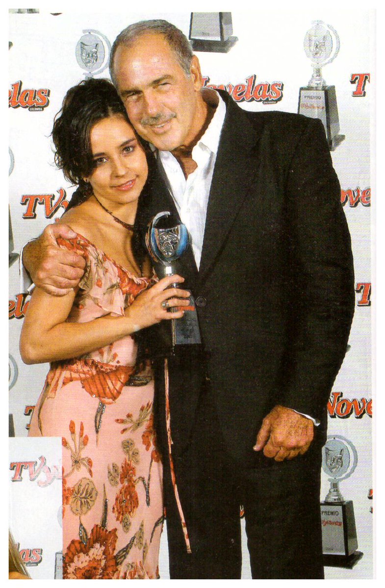 ConsVi's tweet photo. #TBT Premio Actriz protagónica de serie @DianAngel01 por #FranciscoElMatemático #TVyNovelasColombia entregó #AndrésGarcía https://t.co/X6LK0kr6ae