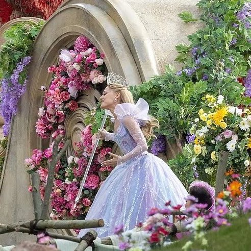 AGrandeSP's tweet photo. ATENCIÓN: Ariana Grande interpretando a Glinda. https://t.co/Rvkb1t49Xu