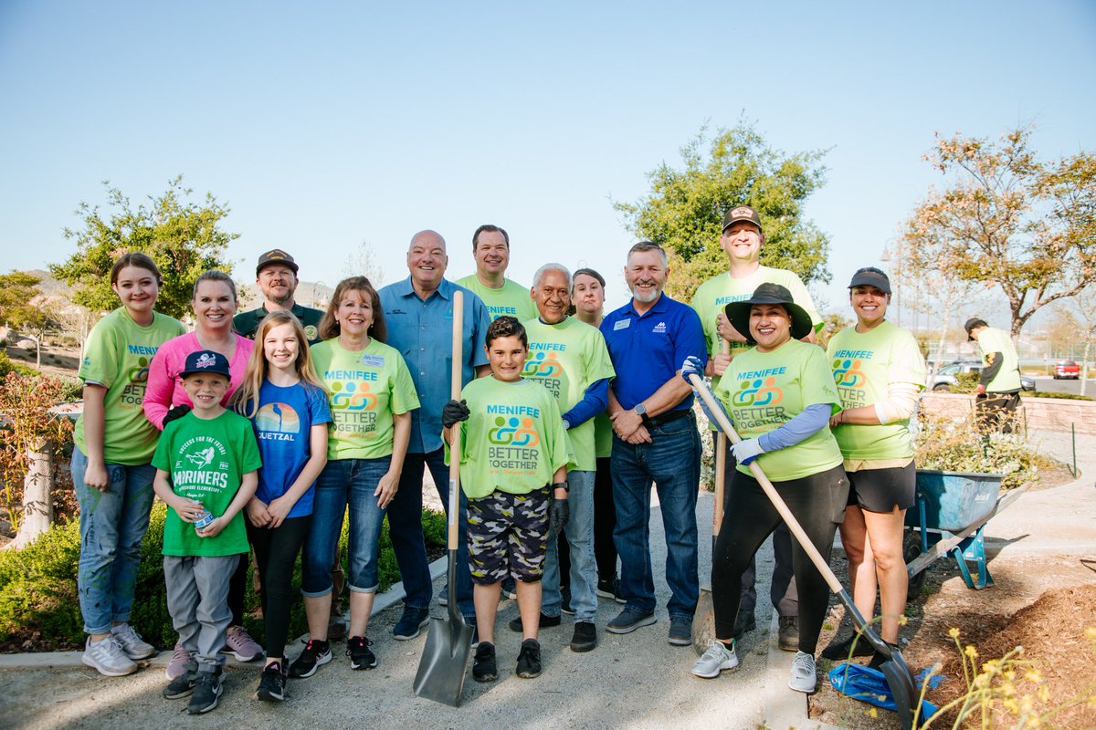 SupWashington's tweet photo. On Earth Day, I joined the City of Menifee, along with 700+ incredible volunteers, to complete several community beautification projects at the 11th Annual #Menifee Better Together celebration. (1/3)

#BetterTogether #ThrivingThird #ThirdDistrict #RivCoNow #RiversideCounty https://t.co/ZIm5BuFUpW