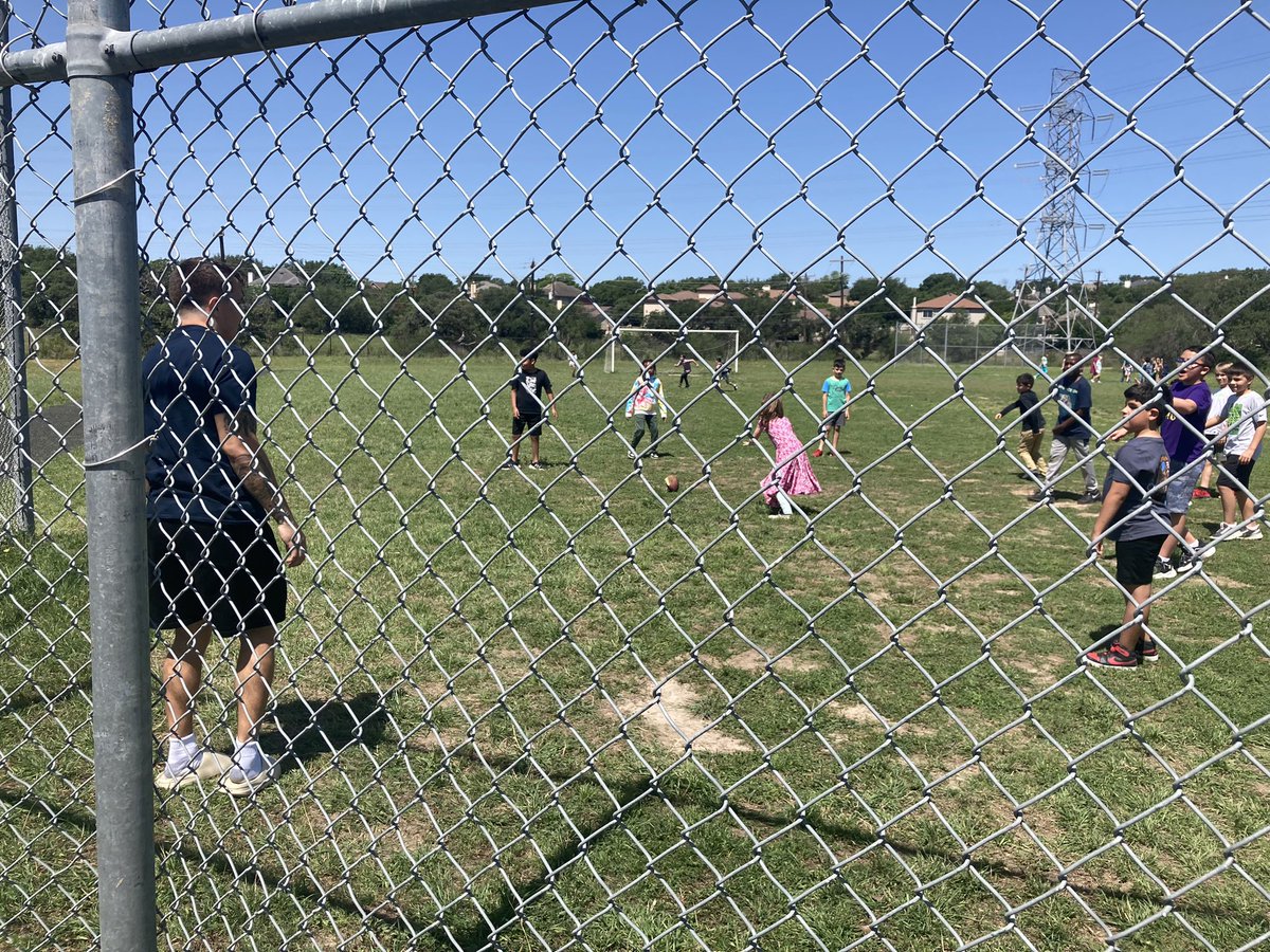 Justinxrod's tweet photo. Always a great time at Las Lomas Elementary! @210inspired #giveback https://t.co/FHVeA5UR1T