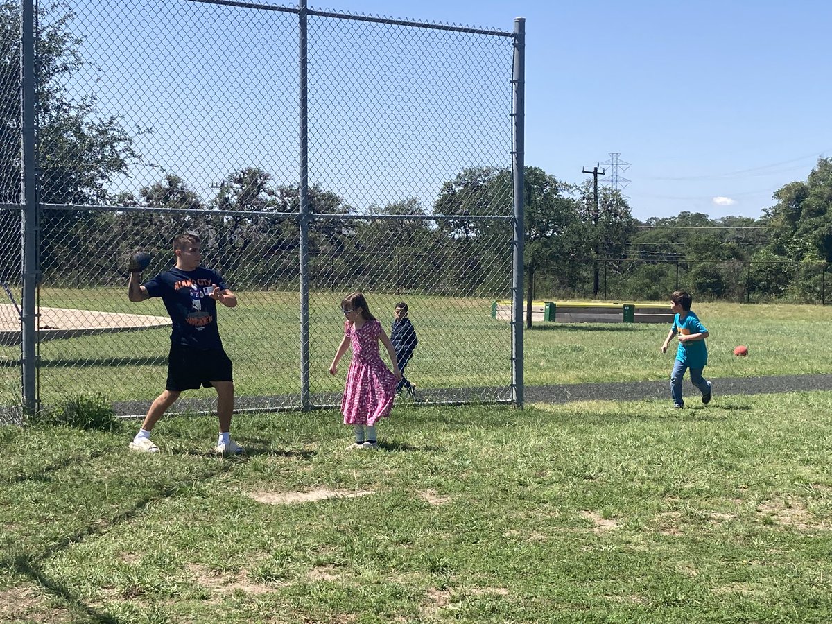 Justinxrod's tweet photo. Always a great time at Las Lomas Elementary! @210inspired #giveback https://t.co/FHVeA5UR1T