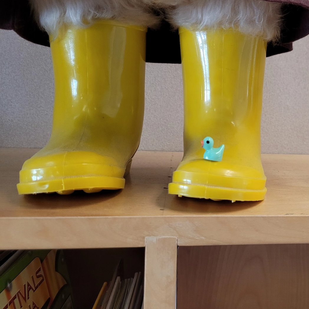 Thank you to the clever and kind student (and their family) who decided to hide tiny ducks around the library. First class of the day will seek &amp; find during  their exchange, then will hide for the next class.  A quiet way to build connections in the LLC ❤️ <a href="/dtla37/">DTLA37</a> <a href="/RILightning/">Richardson Elem</a>