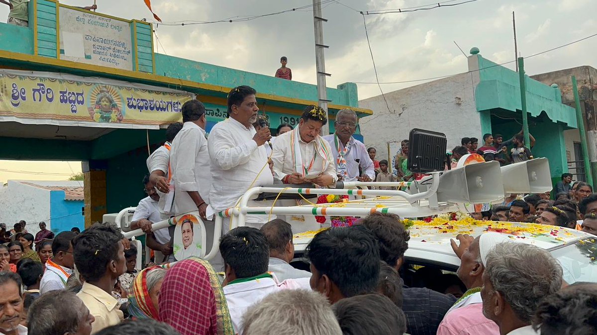 hnfimamniyazi's tweet image. ಹೊಸಪೇಟೆಯ ಪಾಪಿನಾಯಕನಹಳ್ಳಿಗ್ರಾಮದ 1 ನೇ 2 ನೇ ಹಾಗೂ3 ನೇ ವಾರ್ಡನಲ್ಲಿ ತುಂಬಾ ಕಾಂಗ್ರೆಸ್ ಕಾರ್ಯಕರ್ತರ ನೇತೃತ್ವದಲ್ಲಿ 90- ವಿಜಯನಗರ ವಿಧಾನಸಭಾ ಕ್ಷೇತ್ರದ ಕಾಂಗ್ರೆಸ್ ಪಕ್ಷದ ಅಭ್ಯರ್ಥಿಯಾದ #HRGaviyappa  ಅವರ ಪರ ವಿಜಯನಗರ ಜಿಲ್ಲಾ ಕಾಂಗ್ರೆಸ್ ಪ್ರಚಾರ ಸಮಿತಿಯ ಅಧ್ಯಕ್ಷರಾದ @hnfimamniyazi ಅವರು ಪ್ರಚಾರ ಮಾಡಿದರು @INCKarnataka