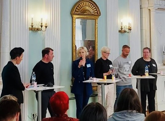 TarjaLoikkanen's tweet photo. Seuraparlamentin paneelissa keskustelua harrastamisen hinnasta ja drop-outista. Kiitos Sami Kokko ⁦@JaanaLaurila⁩ ⁦@nurmi_kirsi⁩ ⁦⁦@MuurinenTimo⁩ kantaa ottavista ajatuksista. Illan isäntänä ⁦@paavoarhinmaki⁩ ⁦@HelsinkiLiikkuu⁩ https://t.co/xkWJRmNhUH