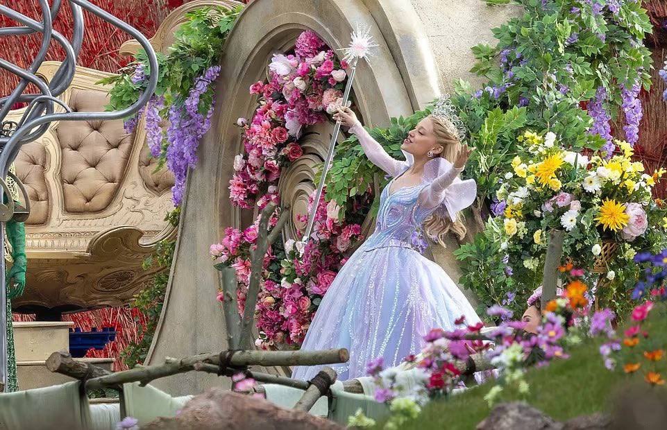 wake up new ariana grande as glinda content dropped !