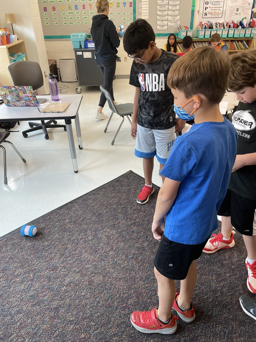 MrsKathrynCook's tweet photo. Exploring robots today! We have learned all about force and motion and today we are putting our knowledge to work! #lcps @GoshenPostES @MrsAllenGPEIFT https://t.co/n6E2Z5xaMO
