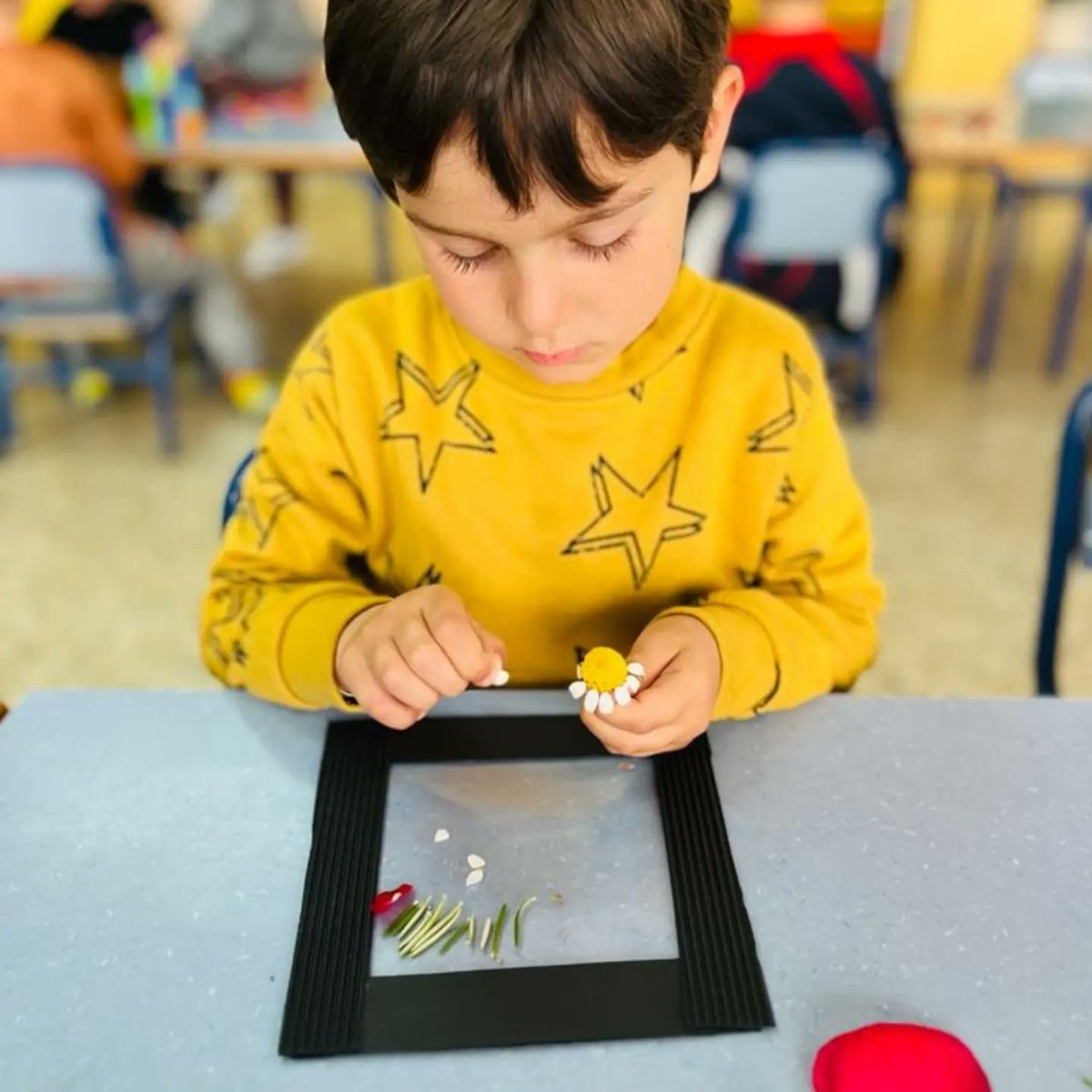 SantJosepVila's tweet image. Nous ambients a Infantil! 🆕😊

Amb l'arribada del 3r trimestre, els més petitons i les més petitones de l'escola experimenten amb les flors, fan art amb la tècnica del collage i un taller de contes i de lletres! 🎨🌼🔡📖

#SantJosepVila #Ambients