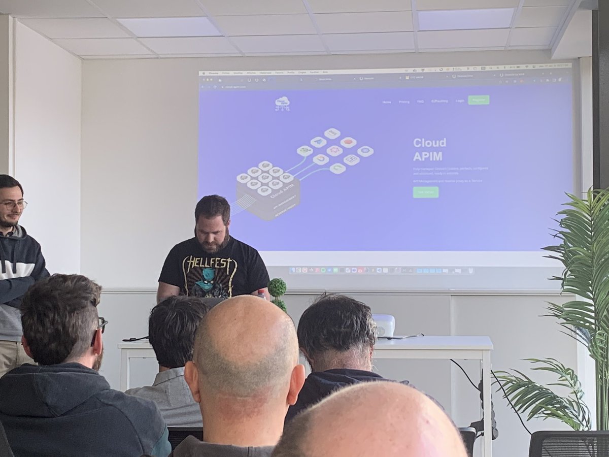 jeromepetit's tweet photo. Demo sous @CloudApim du support de #WASM dans #otoroshi avec #Extism par @TrevorReznik et @Zwiterrion_ au @poitoujug https://t.co/Bvcuep0KTr