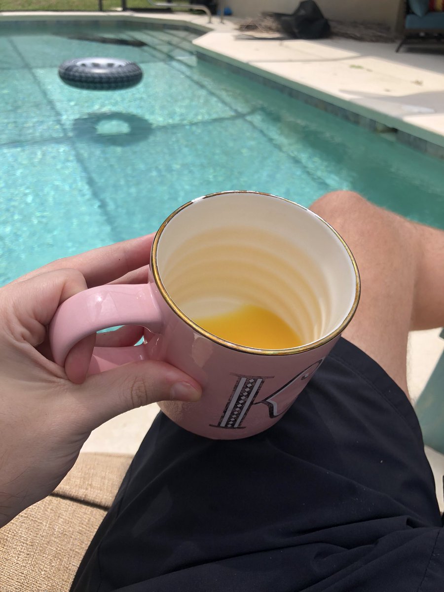 JamesonSroka's tweet photo. How do you hold a mug? https://t.co/2VJ4ms32Ev