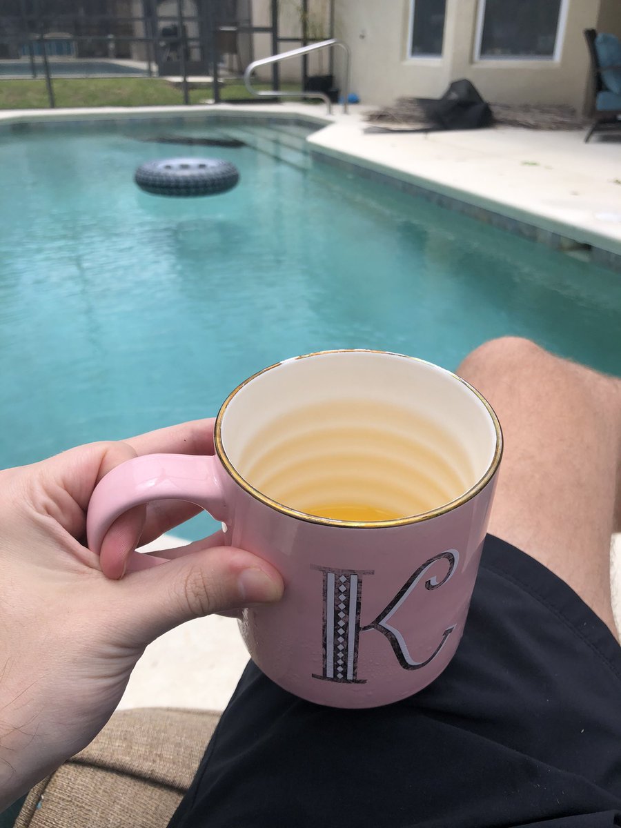 JamesonSroka's tweet photo. How do you hold a mug? https://t.co/2VJ4ms32Ev