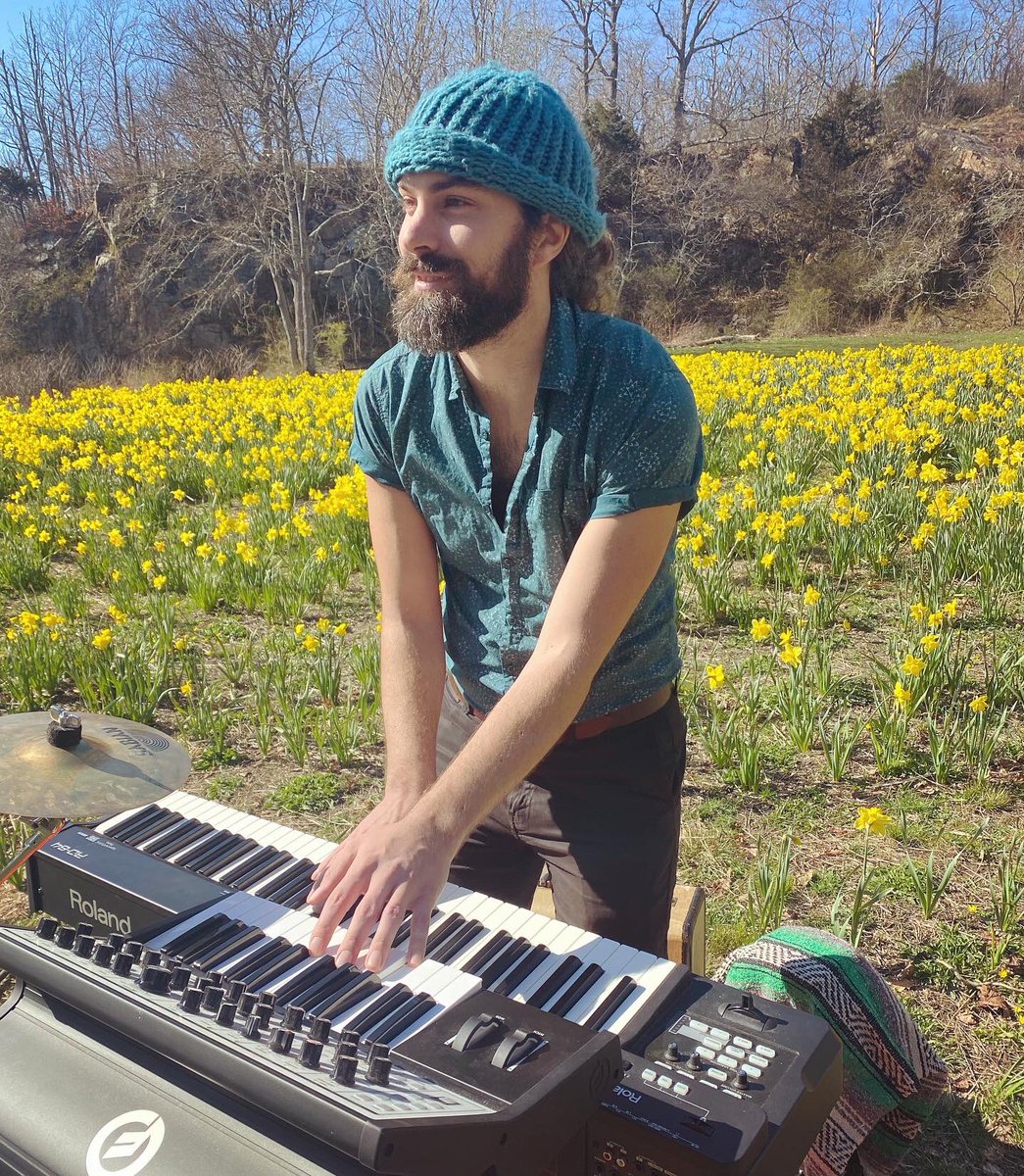 GreggyGood's tweet image. It’s been feeling so nice to finally be getting a little sun on my Sub Phatty again! ☀️🎶

Don’t mind the rain, don’t mind the sunshine, just so excited that it’s finally springtime 🌱🌸💛

Happy warm season! 😊

#daffodils #sunshine #grateful