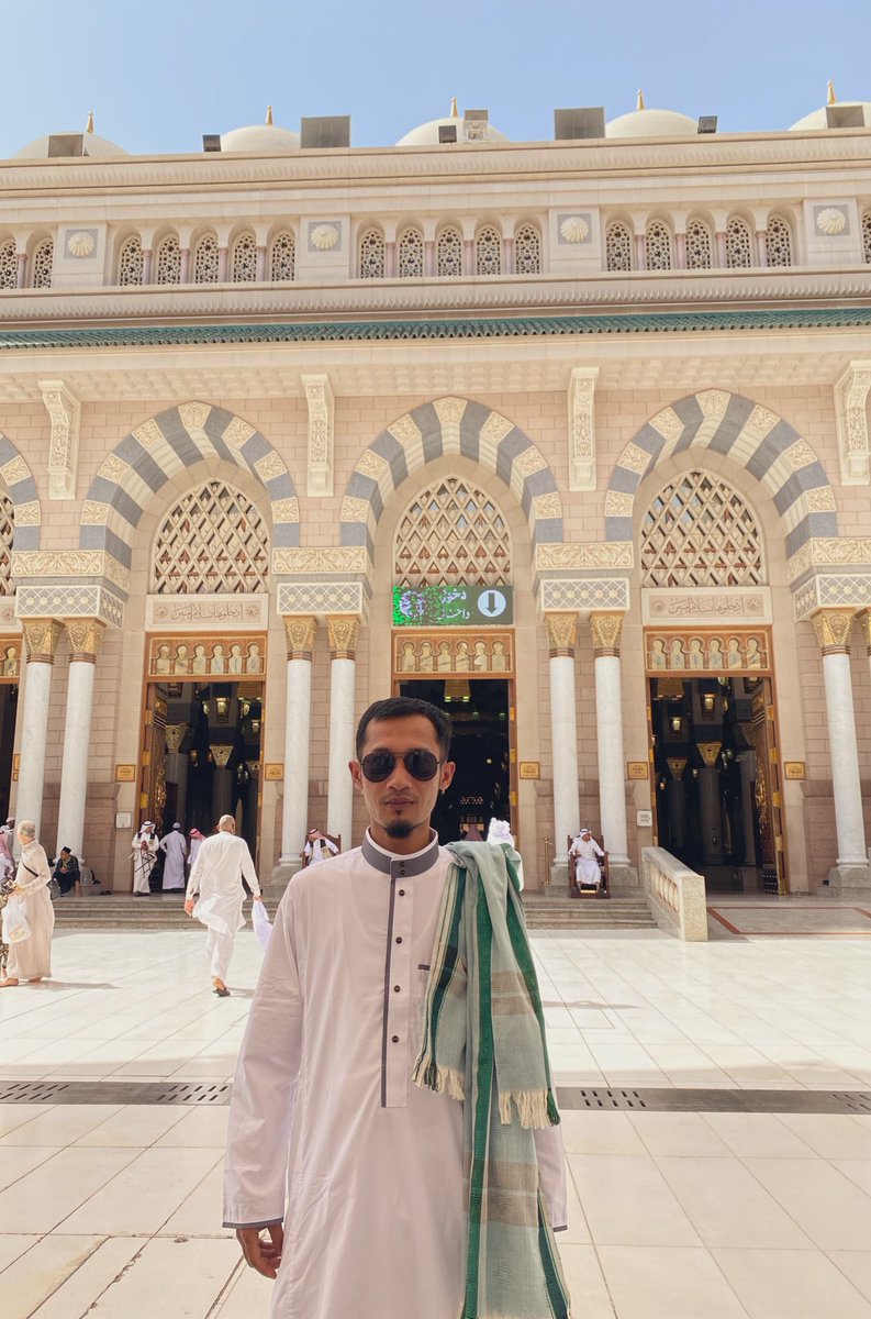 alhamidz_'s tweet photo. “Dunia ini ibarat bayangan. Kalau kau berusaha menangkapnya, ia akan lari. Tapi kalau kau membelakanginya, ia tak punya pilihan selain mengikutimu.” 

– Ibnu Qayyim Al Jauziyyah https://t.co/JzXnKRr7Zk