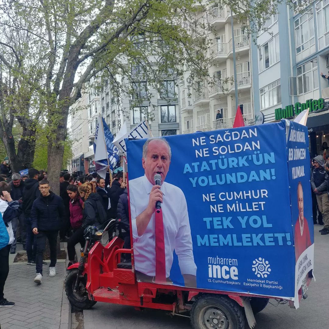 Eskişehirde "MUHARREM İNCE İZDİHAMI.
 Muharrem İnce Eskişehir de yaklaşık 100 kişilik gençlerden oluşan coşkulu bir kalabalıkla karşılandı. "Başkan ince"sloganları
eşliğinde Eskişehirden ayrıldı.