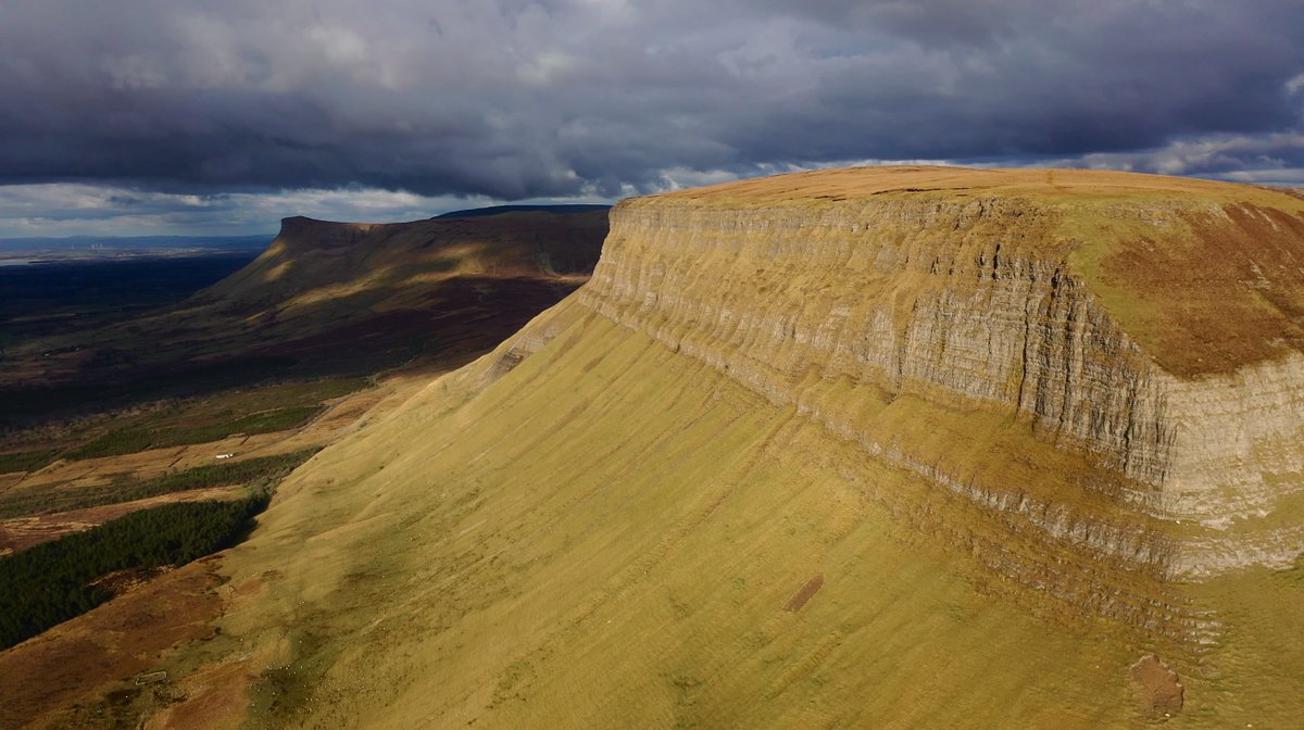 #BenBulben in County #Sligo. It as an amazing days with strong and howling winds. But even when the weather is not 'perfect' Ireland is phantastic. 

#ireland #irlandbeforeyoudie