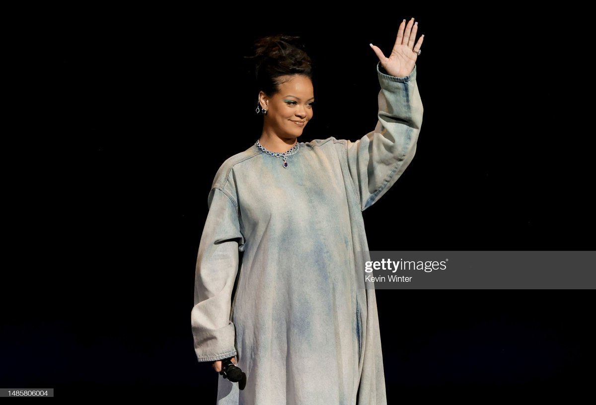 vantefenty's tweet photo. OMG RIHANNA https://t.co/vZGY26FifL