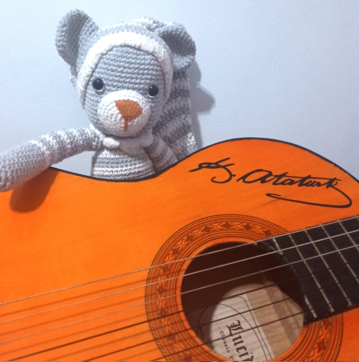 jr sadi gitar çalmak istedi.. 
ama kolları yetmediği icin bölümü izlemeye gitti.. 💗🫂
ahşapta mıyızzz?? 🍓
#GelsinHayatBildiğiGibi #SadGül