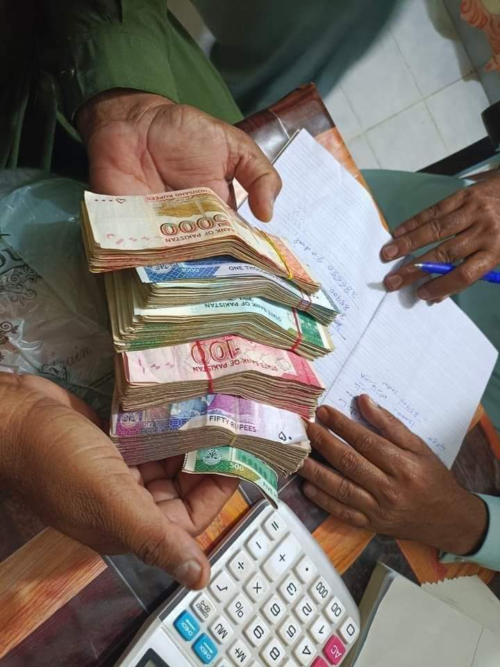 FaizullahSwati's tweet photo. سکرنڈ میں کام کرنیوالا مستری پہلوان پٹھان کرنٹ لگنے سے جانبحق ہوگیا اہل سکرنڈ نے ملکر چندہ کیا تقریباً 4 لاکھ جمع کرکے مستری پہلوان کی فیملی کو میت کو بذریعہ ایمبولینس اور گھر کا سامان ٹرک میں لوڈکرکے بھیجا اہل سندھ کی کشادگی سب سے نرالی ہے 
بشکریہ 
حمزہ محسود https://t.co/TiIaAR323V