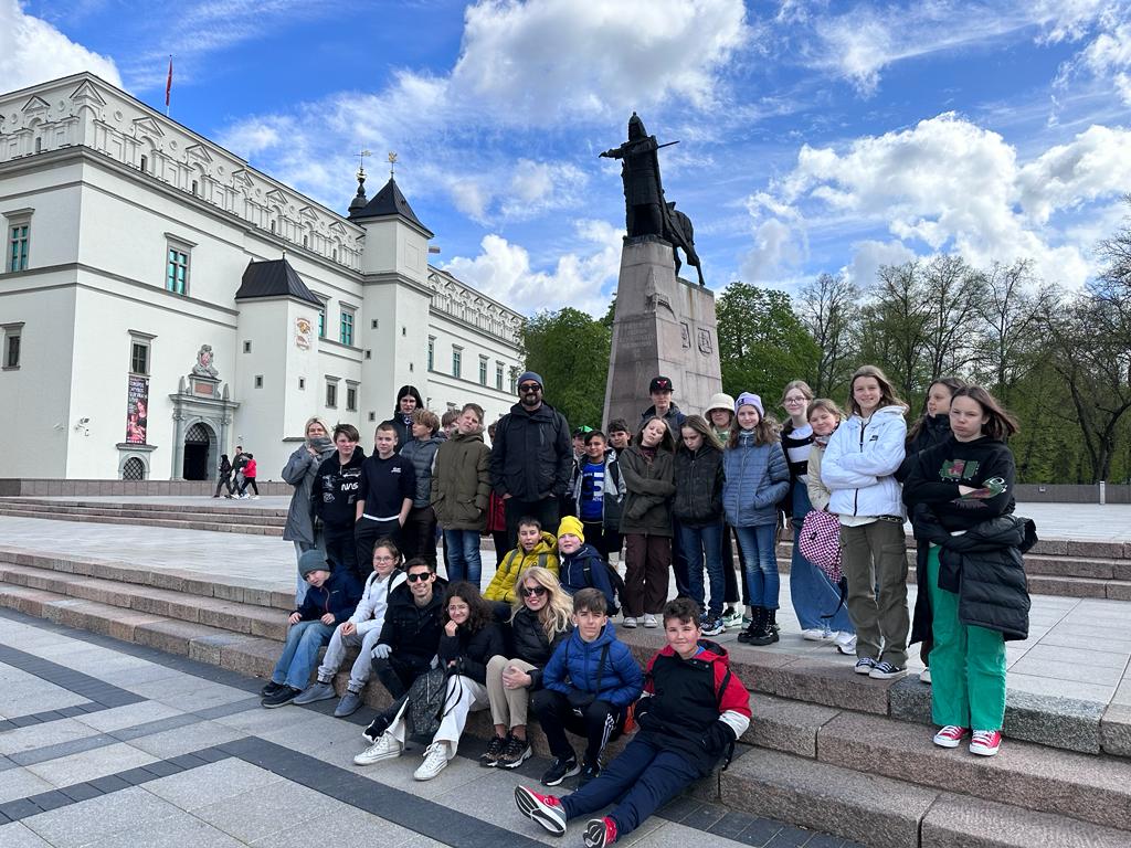 Hoy los profes y niños del <a href="/SanIsidroAranju/">CEIP SAN ISIDRO Aranjuez</a> que estamos viviendo la experiencia <a href="/EUErasmusPlus/">Erasmus+</a> en #Kaunas hemos visitado el centro histórico de Vilnius, el castillo de Trakai y el museo de energía y tecnología. Hemos aprendido un montón conviviendo y jugando juntos 😀🤩🇱🇹