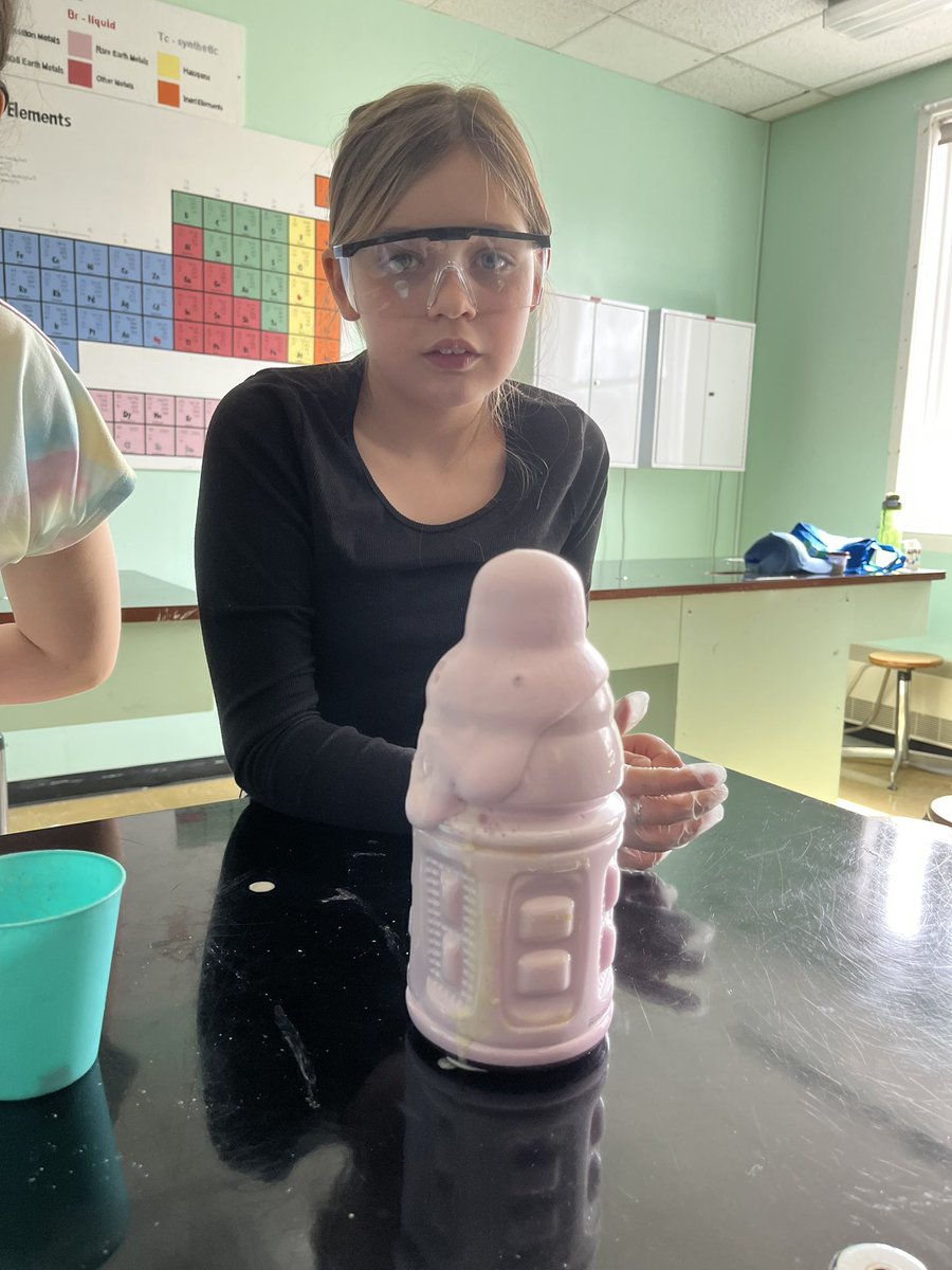 lpitman_7's tweet photo. We had a very exciting afternoon conducting experiments to clue up Unit 3 in Science 4/5 @SWATigers. What a fun way to explore properties, material interactions, and safety! https://t.co/PsWgjbWzTn