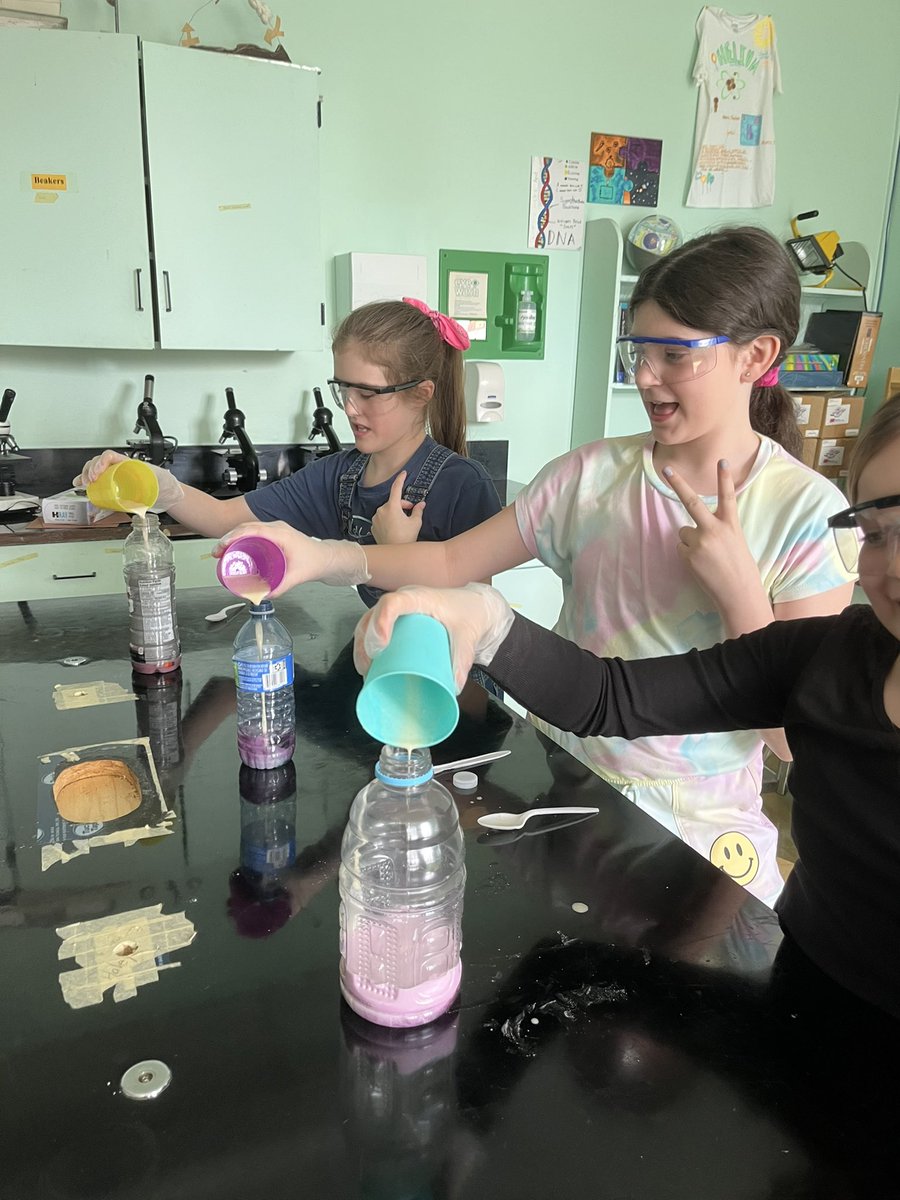 lpitman_7's tweet photo. We had a very exciting afternoon conducting experiments to clue up Unit 3 in Science 4/5 @SWATigers. What a fun way to explore properties, material interactions, and safety! https://t.co/PsWgjbWzTn
