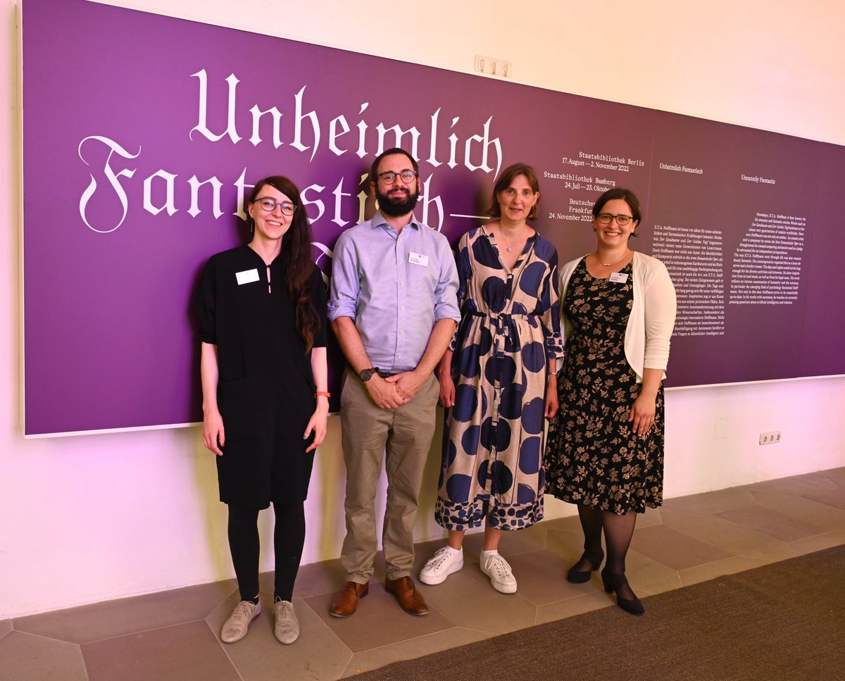 Eine Ausstellung kann natürlich nur so unheimlich fantastisch werden wie das Team dahinter🥰 Die Berliner Crew hier bei der Eröffnung in Bamberg am 24. Juli 2022💐

#throwbackthursday #etahoffmann2022 #unheimlichfantastisch #teamwork

Foto: Gerald Raab