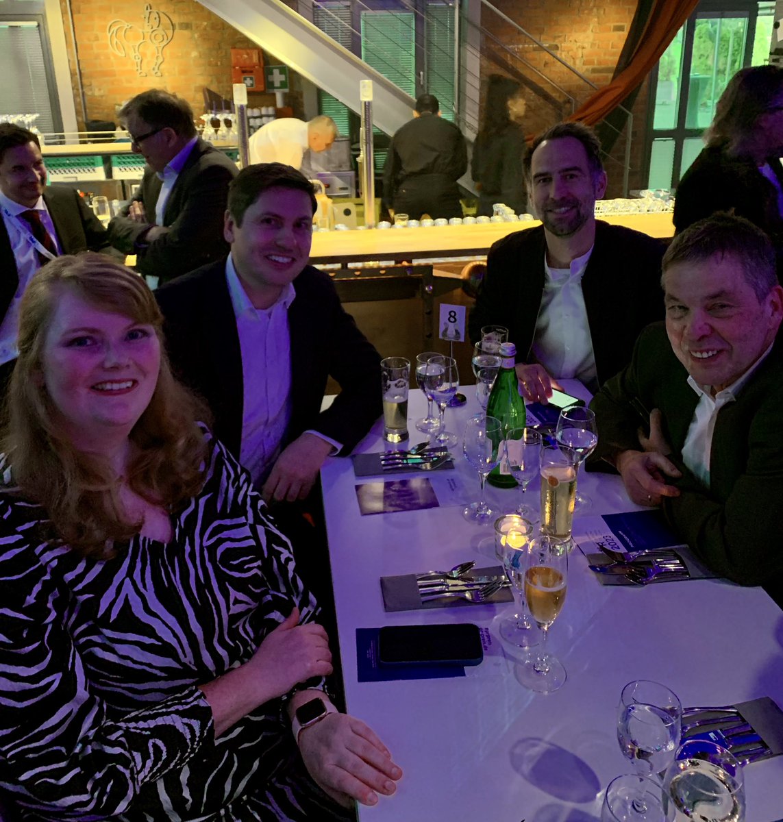 BoschPresse's tweet photo. ✊🏻Daumen drücken! Wir sind stolz auf unsere Nominierung für unsere #Wasserstoff-Kommunikation beim Deutschen PR Preis. @BoschPresse freut sich auf einen schönen Abend. #prpreis @prpreis_dprg https://t.co/3MyJdvGtox
