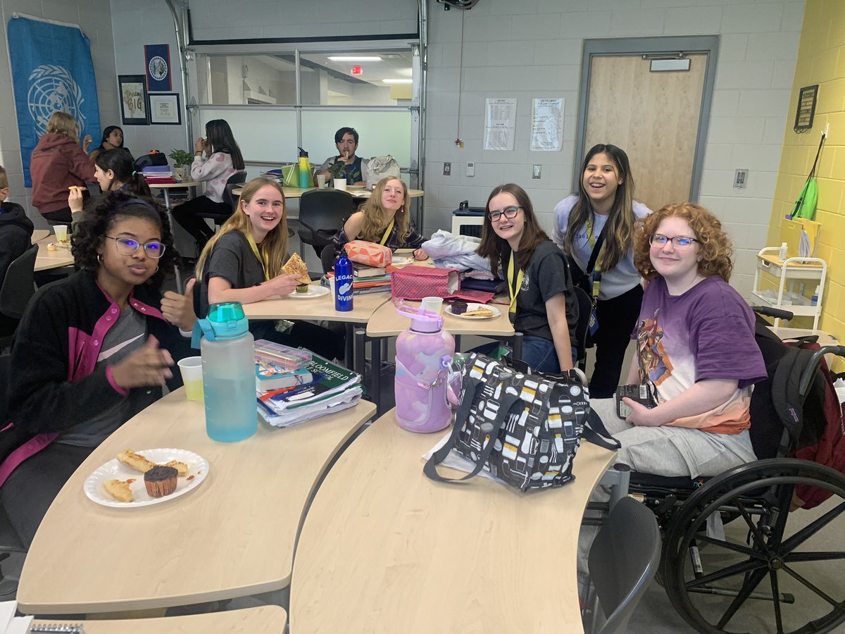 miss_weiner's tweet photo. Pizza Party 🍕 #WBMSMUN #modelUN #teamWB #oustandinglargedelegation #RCMUN https://t.co/sLRDWdELfz