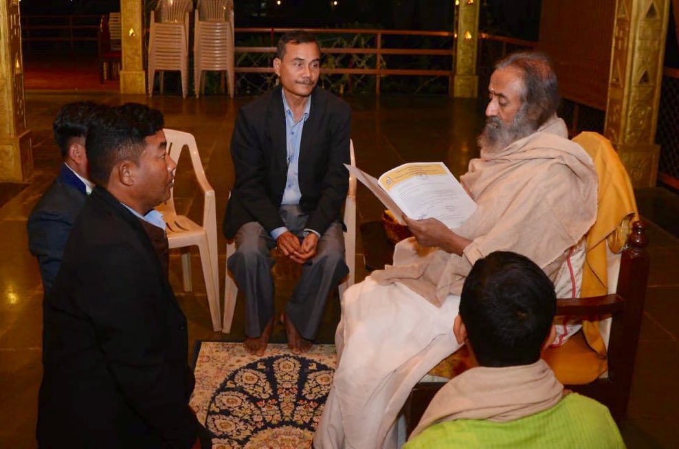 Gurudev's tweet photo. .@ArtofLiving has been working with the Dimasa National Liberation Army DNLA to lay down their arms &amp; join the mainstream. A huge milestone was achieved today as the DNLA signed a peace agreement with the Government of Assam. @PIBHomeAffairs https://t.co/ZIYVDJ1l2K