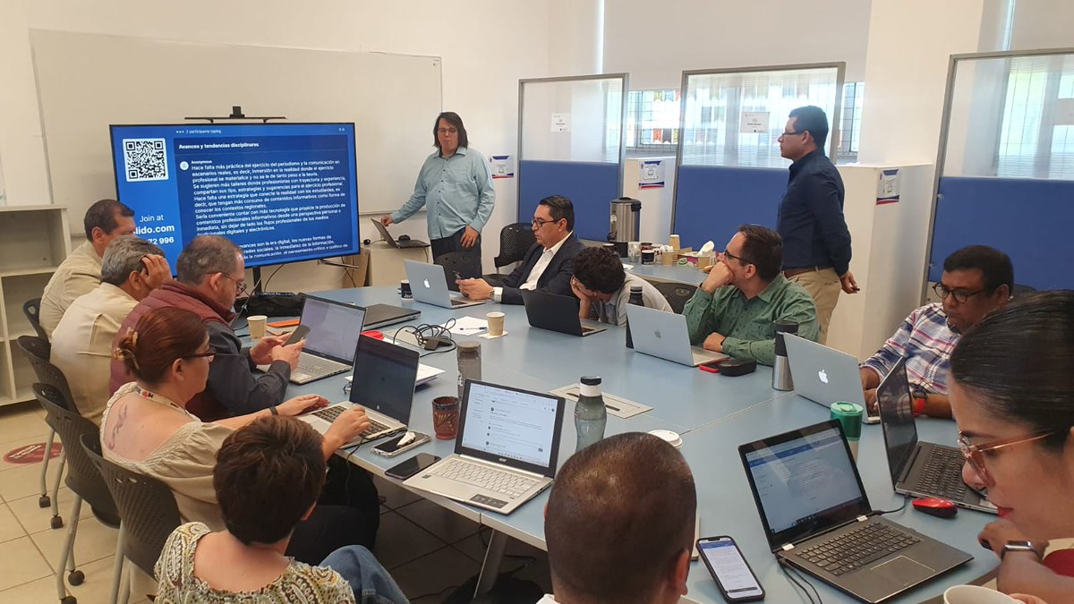omarkarimhr08's tweet photo. Ayer tuvimos una sesión de trabajo muy productiva con profesoras y profesores del @CUSur_UdeG para la revisión y actualización de la carrera de periodismo, agradezco todo el apoyo de la Mtra. Rosy García, coordinadora de la carrera y del personal académico @cda_udg @cgai_udg https://t.co/aU1qIAvLtU