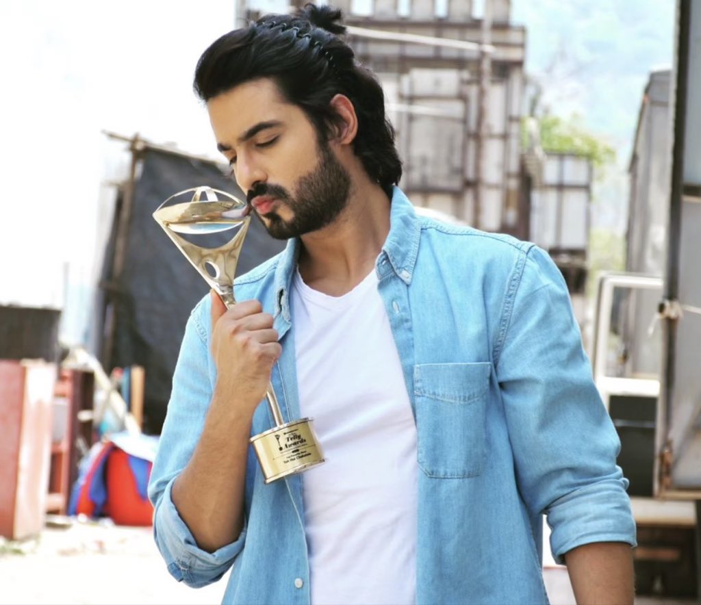 sunflowers1610's tweet photo. If anyone deserves this award the most that is only them! 😍❤️
Hope indono ko next award best on-screen pair ka mil jayee 🤲🤲😍❤️✨️ coz they deserve it & even deserve more! 💙
#FirstWinOfYHC
YHC IS ABRARGUN
#YehHaiChahatein #AbrarGun https://t.co/p1GXviNV2D