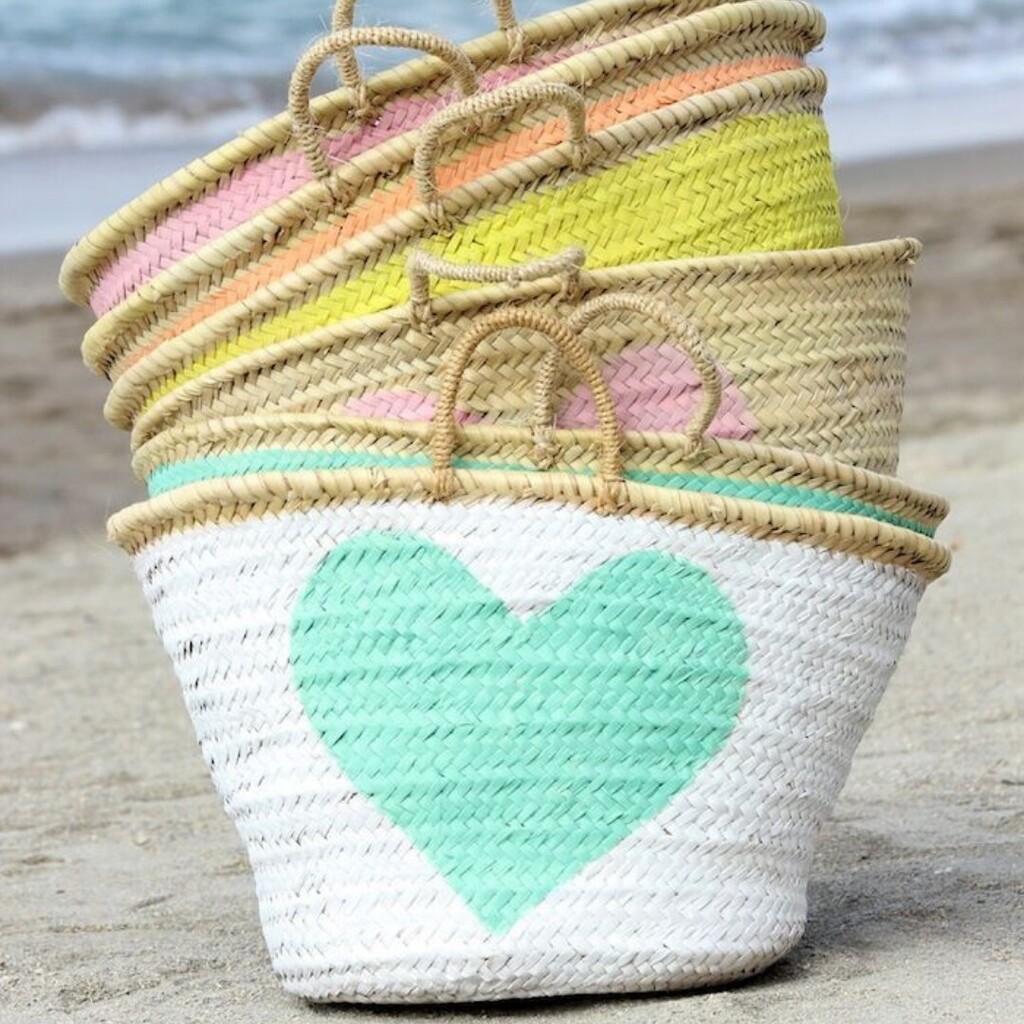 Yazın vazgeçilmez aksesuarı hasır çantalar, hem tarzınıza hem de sürdürülebilir modaya uygun bir seçim yapmanızı sağlıyor! Doğal malzemeleri ve el işçiliğiyle üretilen bu çantalar, sadece şık değil aynı zamanda da doğa dostu.🌿👜 ⁣
⁣
Poshmall'da satıla… instagr.am/p/CrjBvrpM3uf/