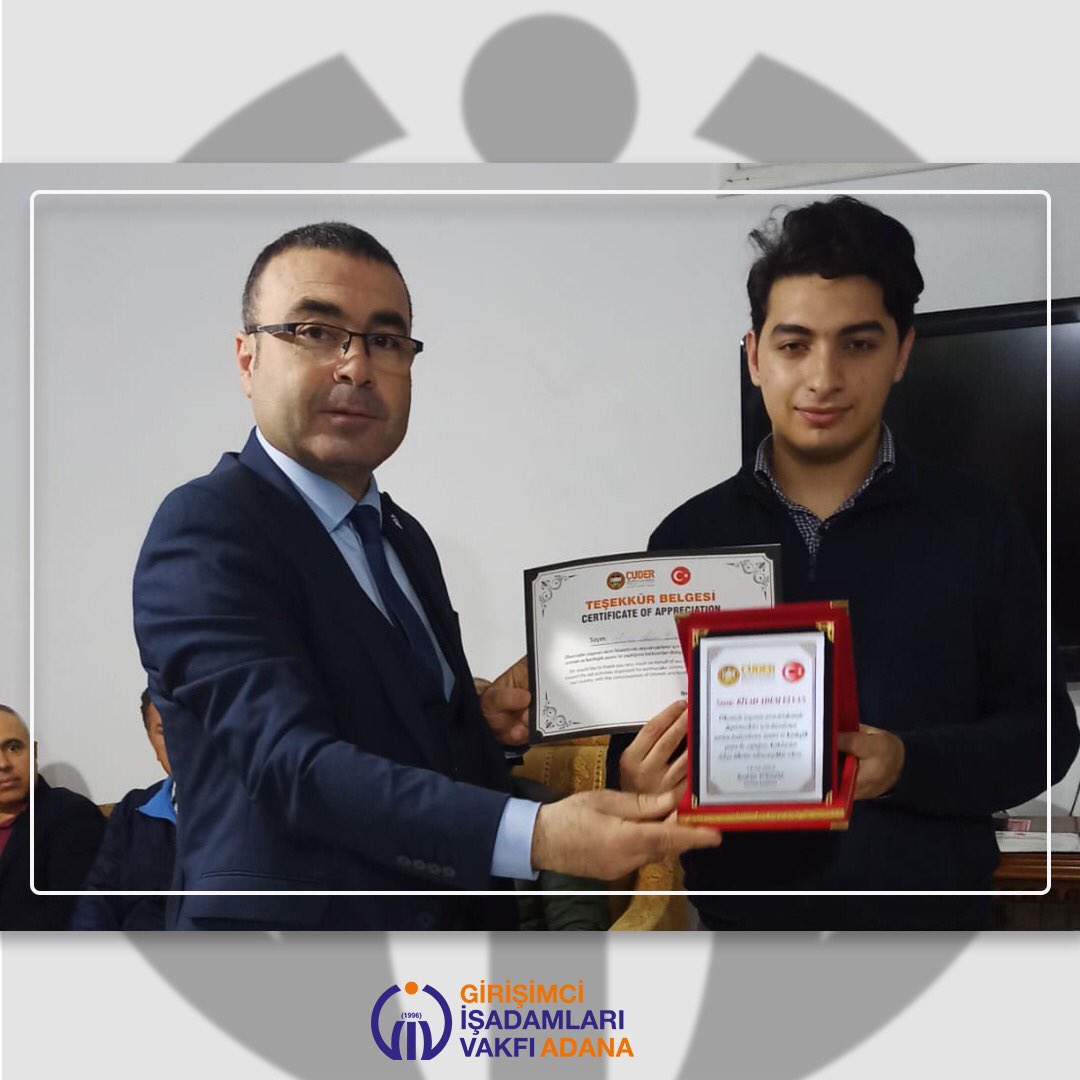 AdanaGiv's tweet photo. Vakıf Şube Müdürümüz 6 Şubat Depremi sonrası Afet Bölgesinde gönüllü olarak görev alan Çukurova Uluslararası Öğrenci Derneği Öğrencilerine Teşekkür Belgesi ve Plaketi takdim ettiler.

#uluslararasıöğrenciler 
#çuder
@cuderorgtr 
@korkut_daban 
@nasibullah99 
@mevlutatasever https://t.co/CxxGT5Vuug