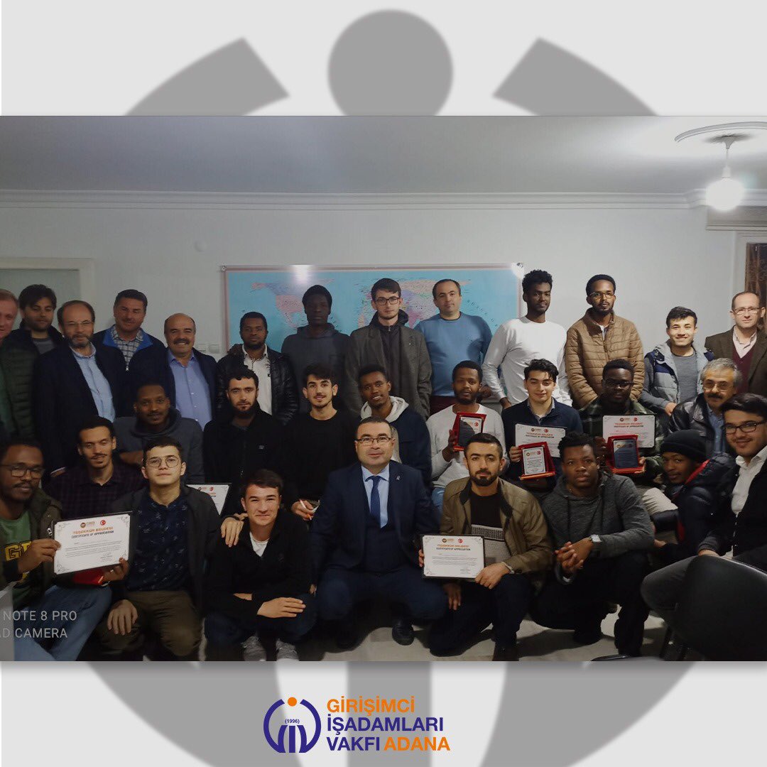 Vakıf Şube Müdürümüz 6 Şubat Depremi sonrası Afet Bölgesinde gönüllü olarak görev alan Çukurova Uluslararası Öğrenci Derneği Öğrencilerine Teşekkür Belgesi ve Plaketi takdim ettiler.

#uluslararasıöğrenciler 
#çuder
<a href="/cuderorgtr/">adana.cuder</a> 
<a href="/korkut_daban/">Korkut DABAN</a> 
<a href="/nasibullah99/">nasibullah99</a> 
@mevlutatasever