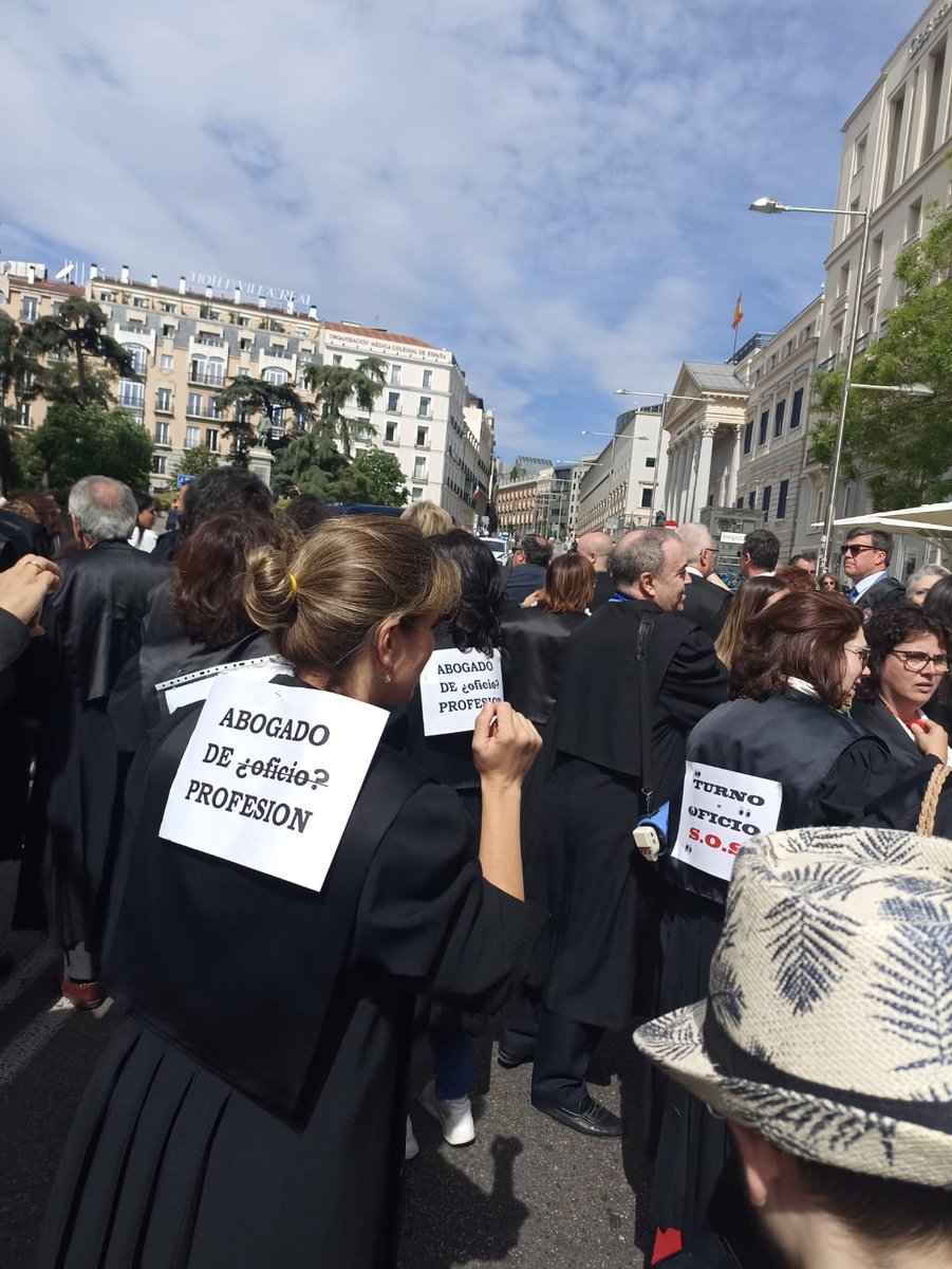 ICALI_ColegAbog's tweet photo. Colegiados y colegiadas del #ICALI también han exigido hoy mejores condiciones para los profesionales que garantizan la asistencia jurídica gratuita a través del #TurnodeOficio👉 https://t.co/Vt29p4AlOU https://t.co/4peWTmQ1rn